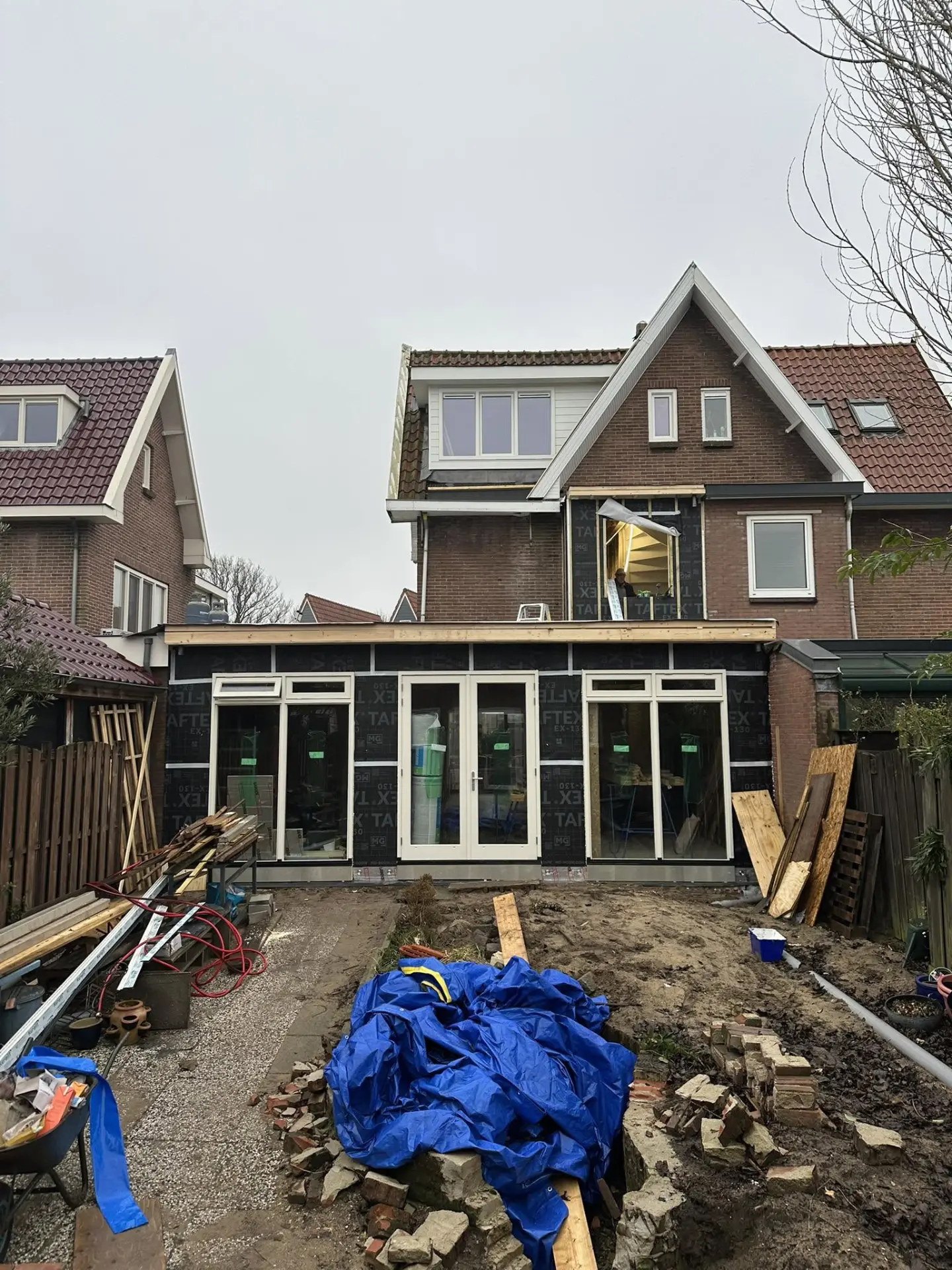 Eigen project: aanbouw aan de achterzijde van een woning met kozijnen en openslaande deuren